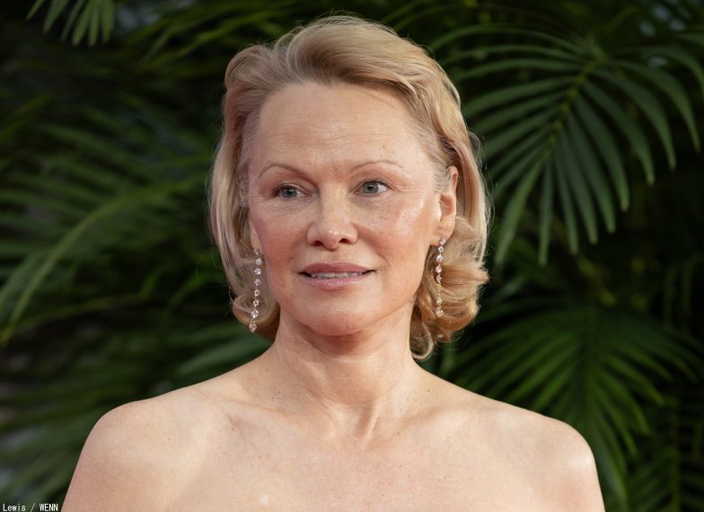 OKJPamelaAnderson1_1