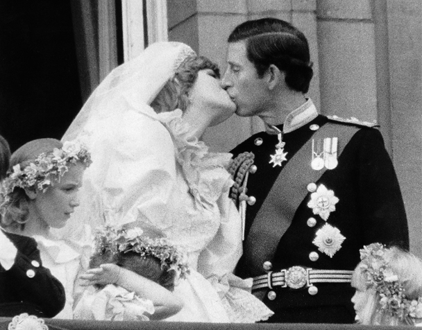 Royal-Wedding_kiss.jpg